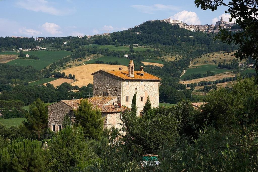Gli Appartamenti Di Torre Bertona Todi Bilik gambar
