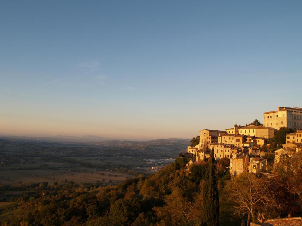 Gli Appartamenti Di Torre Bertona Todi Bilik gambar